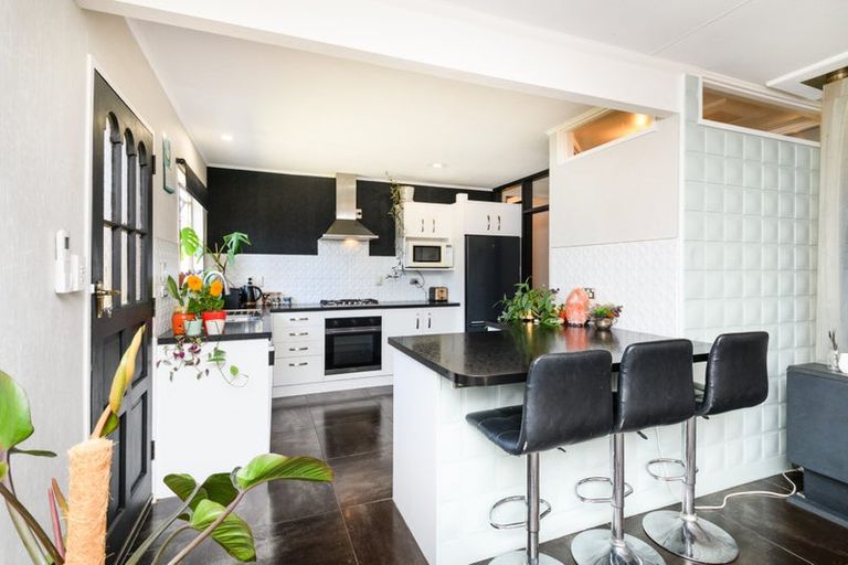 Photo of property in 6 Pukatea Place, Milson, Palmerston North, 4414