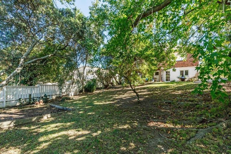 Photo of property in 16 William Bond Street, Stanley Point, Auckland, 0624