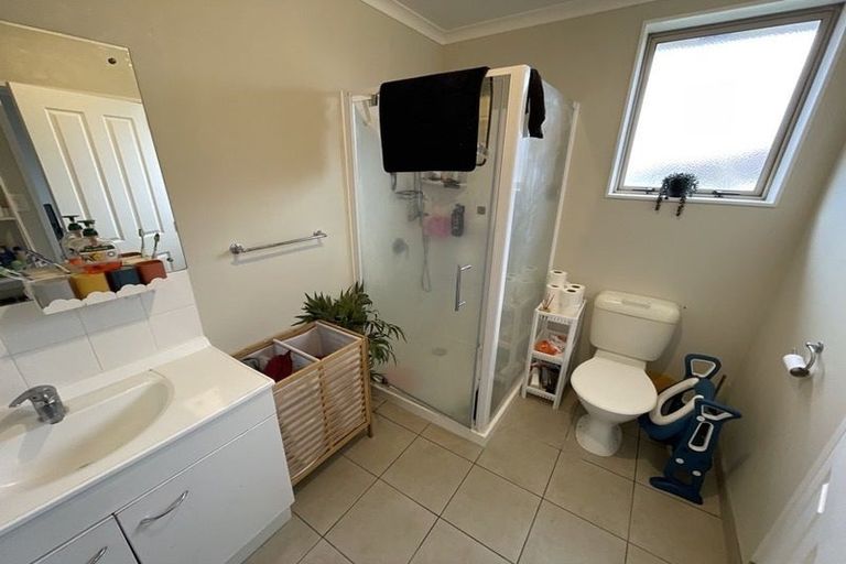 Photo of property in 28 Kathleen Reece Place, Waiuku, 2123