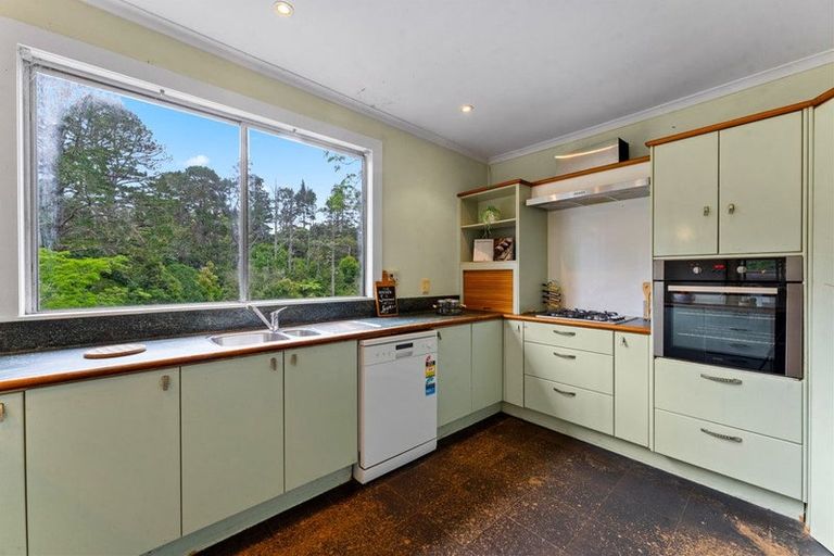 Photo of property in 10 Hobbs Road, Matakatia, Whangaparaoa, 0930
