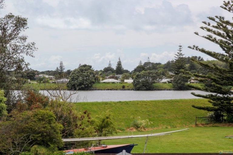 Photo of property in 105 Domett Street, Waitara, 4320