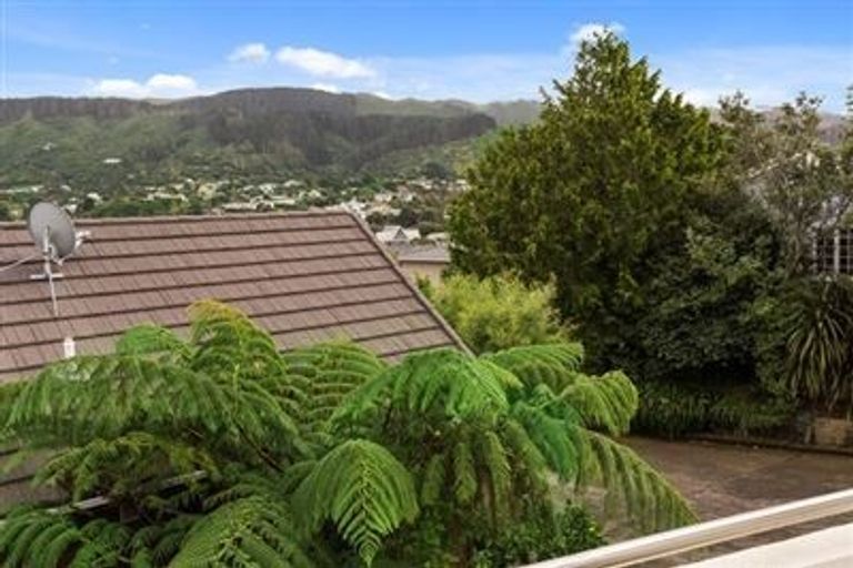 Photo of property in 2/14 Duncan Street, Tawa, Wellington, 5028