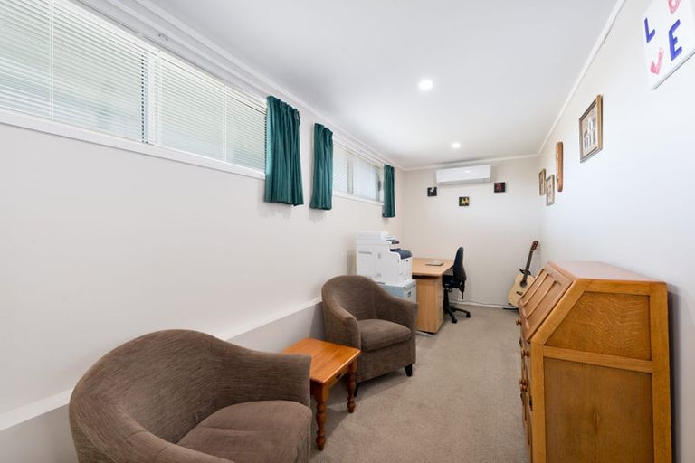 Photo of property in 17 Fitzwater Place, Henderson, Auckland, 0612