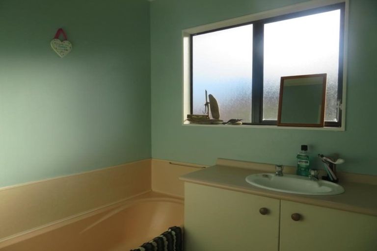 Photo of property in 17 Dargle Way, Island Bay, Wellington, 6023