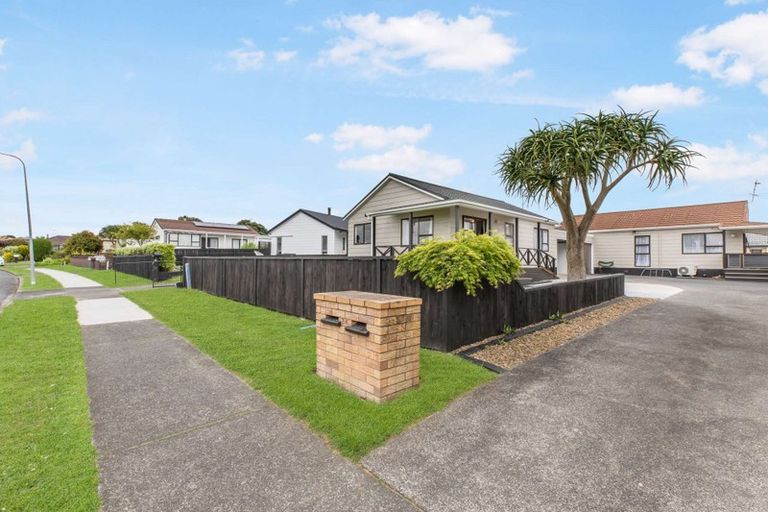 Photo of property in 24a Edgewater Parade, Waiuku, 2123