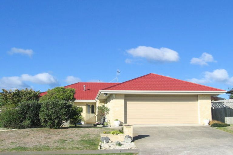 Photo of property in 1 Crown Hill, Paraparaumu, 5032