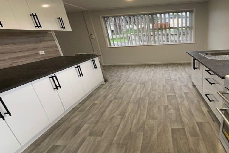 Photo of property in 35 Thornlow Street, Glendene, Auckland, 0602