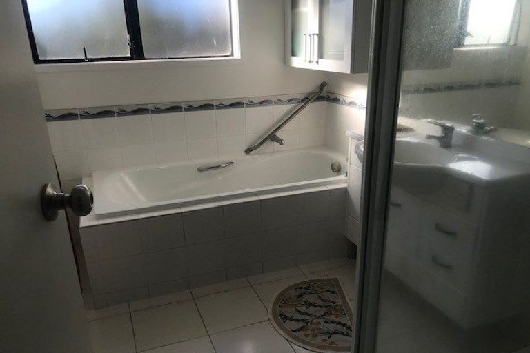 Photo of property in 2/33 Sea Vista Avenue, Beach Haven, Auckland, 0626