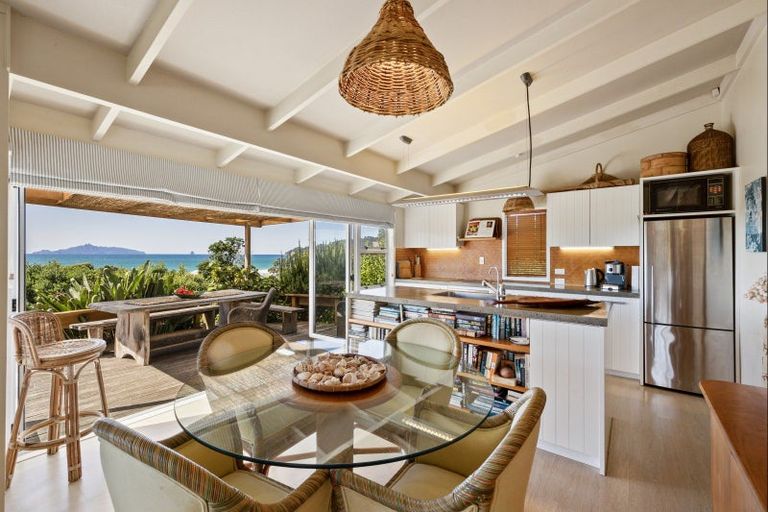 Photo of property in 8a Wairahi Road, Langs Beach, Waipu, 0582