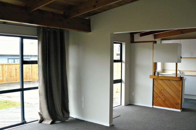 Photo of property in 2/120 Lynwood Road, New Lynn, Auckland, 0600