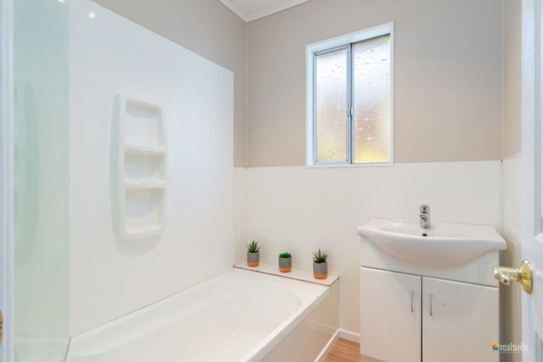 Photo of property in 32 Vista Crescent, Maoribank, Upper Hutt, 5018