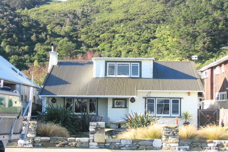 Photo of property in 22 Maire Street, Eastbourne, Lower Hutt, 5013