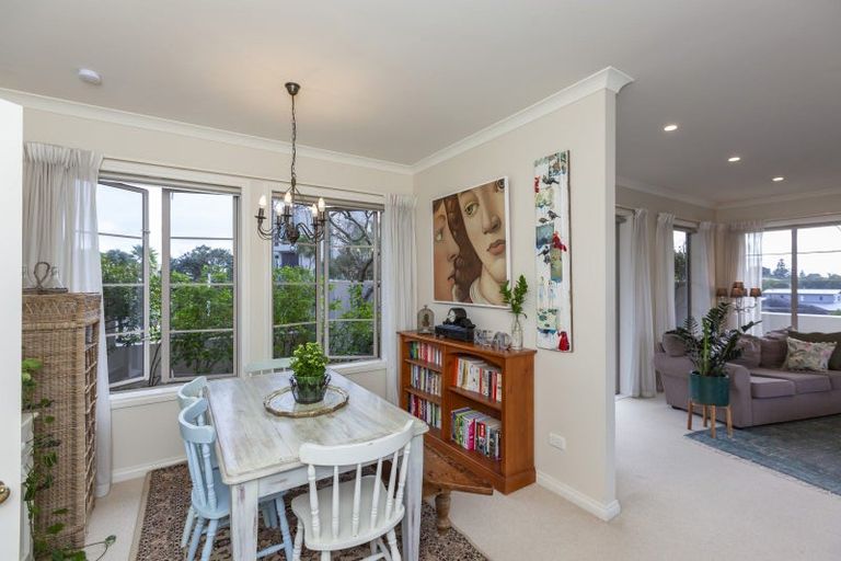 Photo of property in 136 Renown Road, Raumati South, Paraparaumu, 5032