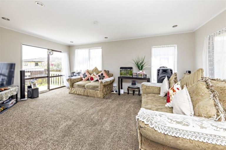 Photo of property in 2/11 Etherton Drive, Weymouth, Auckland, 2103