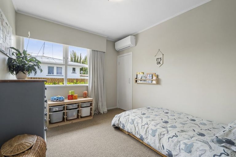 Photo of property in 27 Lynden Avenue, Hillcrest, Auckland, 0627