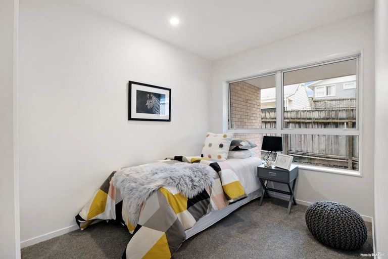 Photo of property in 1/8 Wykeham Place, Glenfield, Auckland, 0629