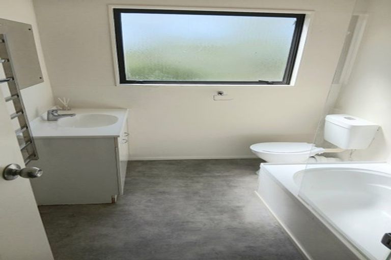 Photo of property in 6/44 Fields Parade, Oteha, Auckland, 0632