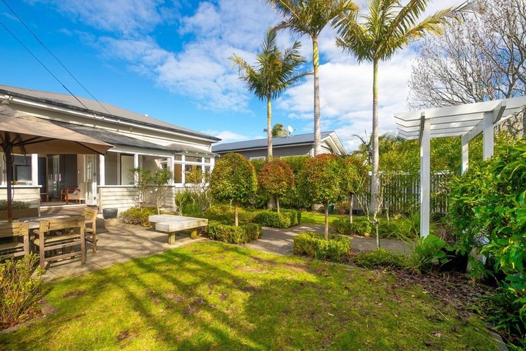 Photo of property in 63 Dignan Street, Point Chevalier, Auckland, 1022