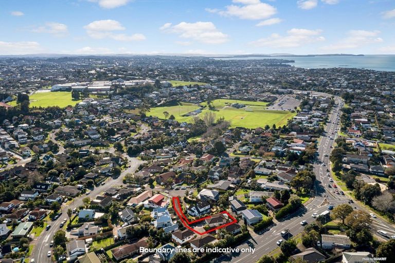 Photo of property in 1/9 Delisle Place, Windsor Park, Auckland, 0632