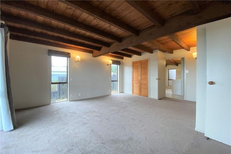 Photo of property in 8 Panorama Court, Red Beach, 0932