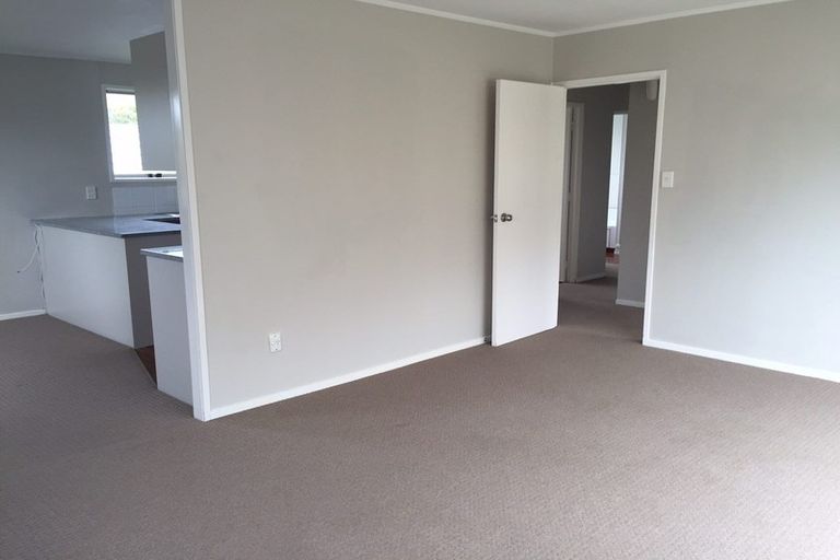 Photo of property in 28 Waimumu Road, Massey, Auckland, 0614