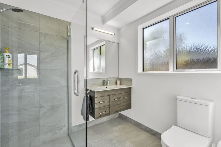 Photo of property in 11 Kaurinui Crescent, One Tree Point, 0118