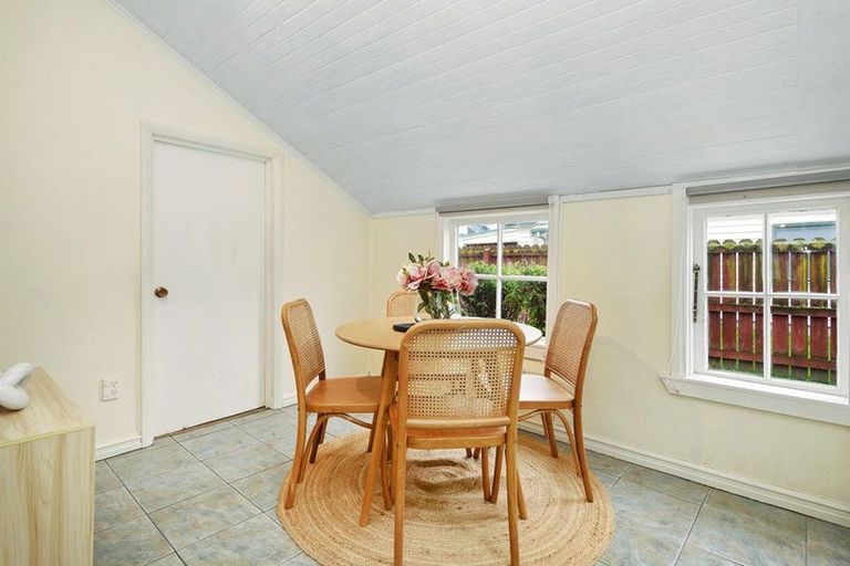 Photo of property in 14 Oxford Street, Tawa, Wellington, 5028