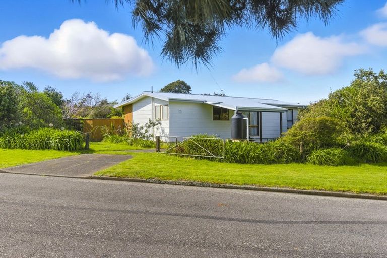 Photo of property in 29 Sarah Street, Waikawa Beach, Manakau, 5573