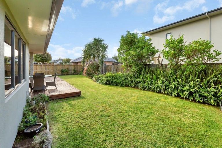 Photo of property in 18 Paradise Point Place, One Tree Point, 0118