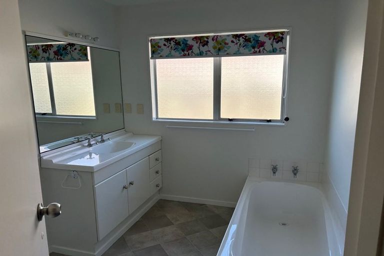 Photo of property in 11 Kingsgate Avenue, Havelock North, 4130