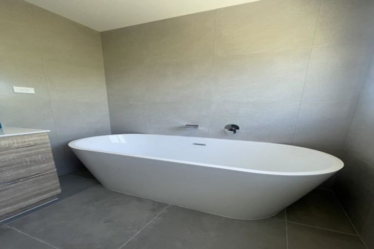 Photo of property in 28a Larne Avenue, Pakuranga Heights, Auckland, 2010