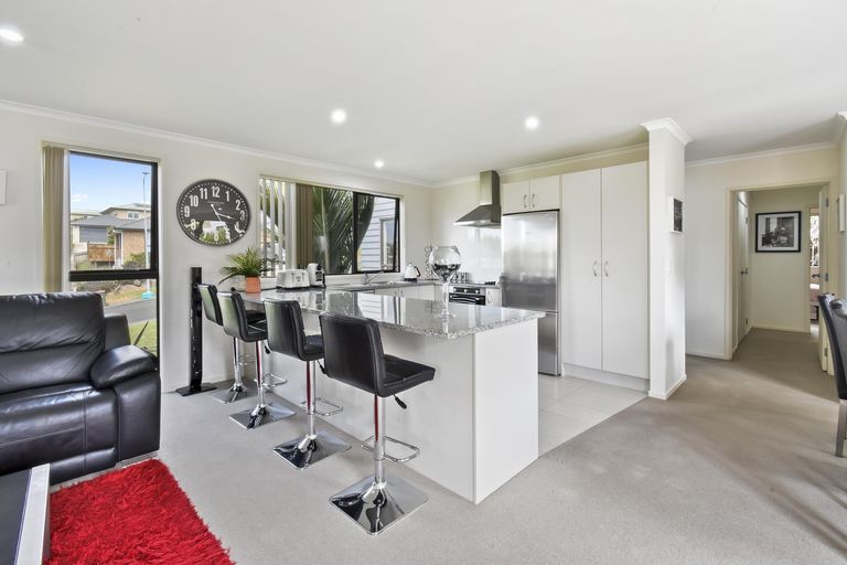 Photo of property in 6 Mcgowan Rise, Tuakau, 2121