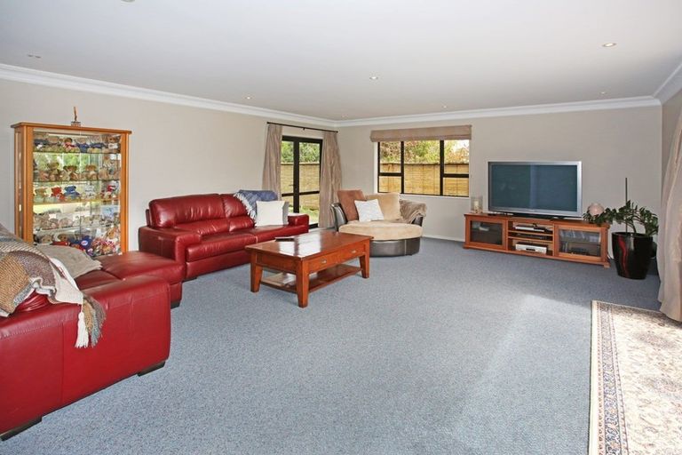 Photo of property in 2 Raukawa Grove, Waiuku, 2123