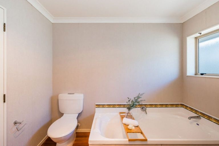 Photo of property in 17 Balmerino Grove, Waikanae, 5036
