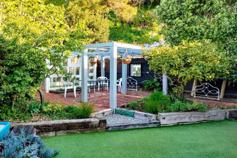 Photo of property in 127 Muritai Road, Eastbourne, Lower Hutt, 5013