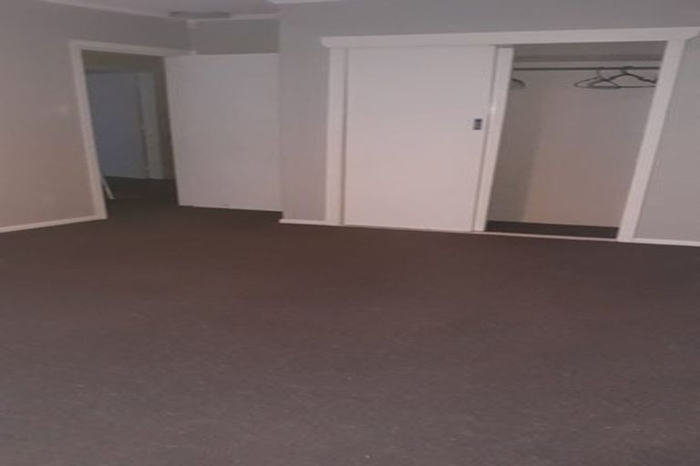 Photo of property in 5 Alder Place, Newlands, Wellington, 6037