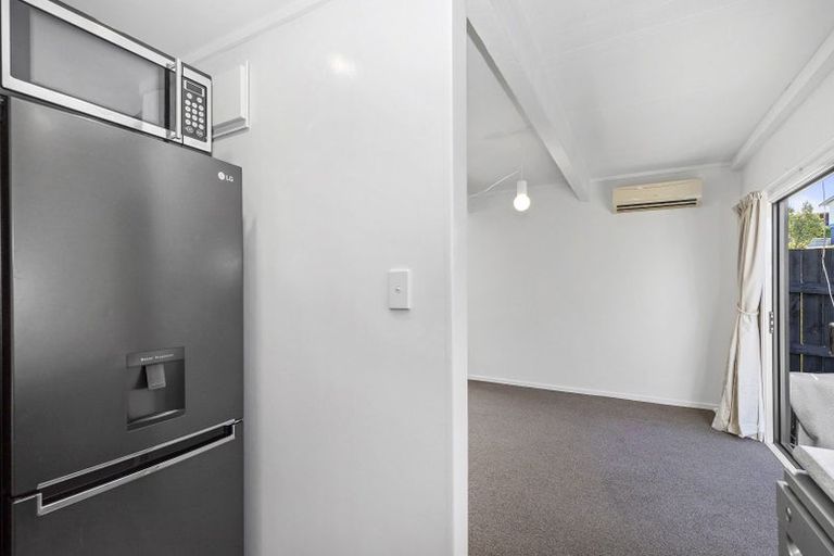 Photo of property in 128 Akaroa Drive, Maupuia, Wellington, 6022