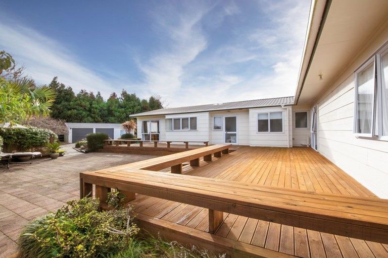 Photo of property in 102 Boord Crescent, Kumeu, 0891