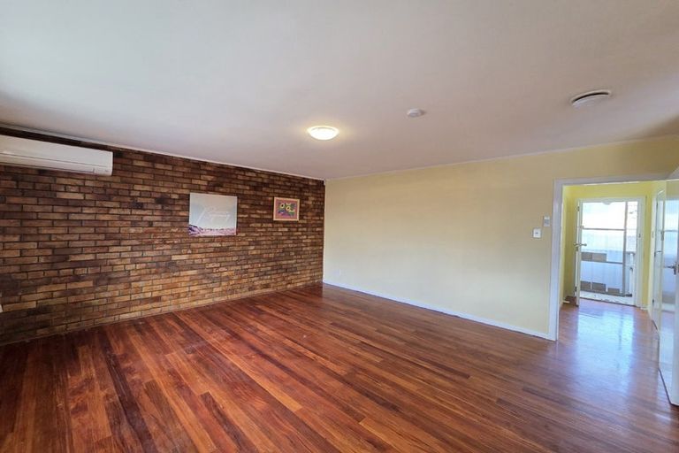 Photo of property in 2/28 West Coast Road, Glen Eden, Auckland, 0602