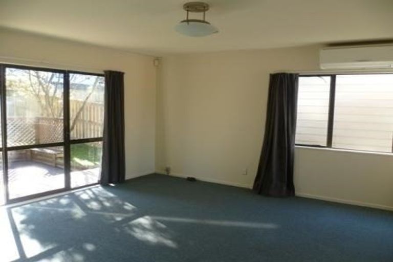 Photo of property in 3 Thalia Place, Totara Vale, Auckland, 0629