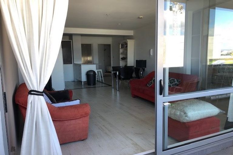 Photo of property in Alpha Apartments, 702/17 Vogel Lane, Auckland Central, Auckland, 1010