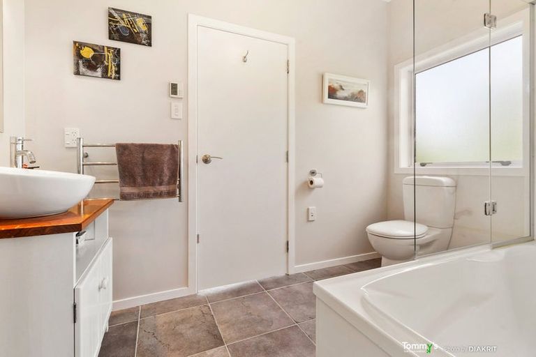 Photo of property in 138 Nicholson Road, Khandallah, Wellington, 6035