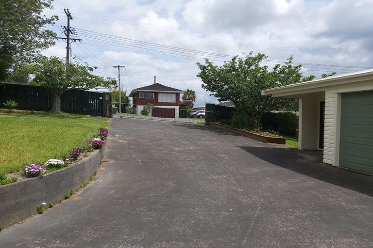 Photo of property in 40 Waimumu Road, Massey, Auckland, 0614