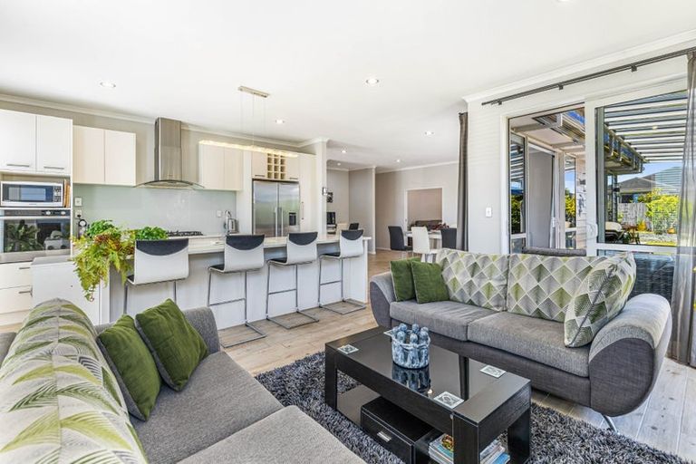 Photo of property in 17 Larmer Drive, Kumeu, 0810