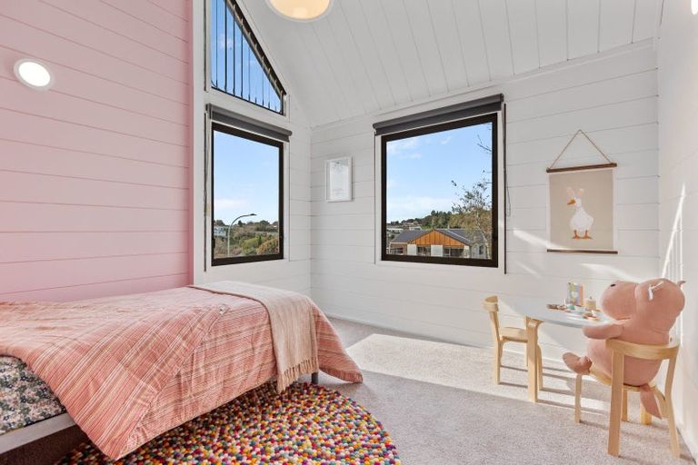 Photo of property in 71 Heta Road, Highlands Park, New Plymouth, 4312