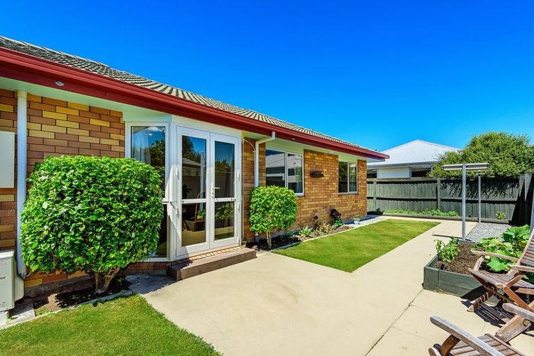 Photo of property in 7b Ronald George Place, Parklands, Christchurch, 8083