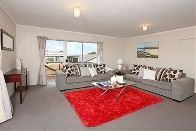 Photo of property in 2/317 Triangle Road, Massey, Auckland, 0614