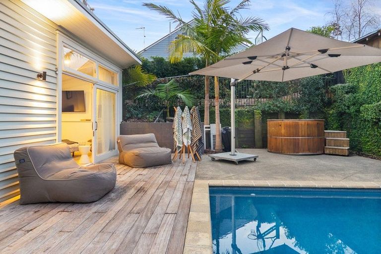Photo of property in 22 Seacombe Road, Point Chevalier, Auckland, 1022