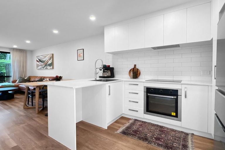 Photo of property in 31 Tokai Place, Glen Eden, 0602