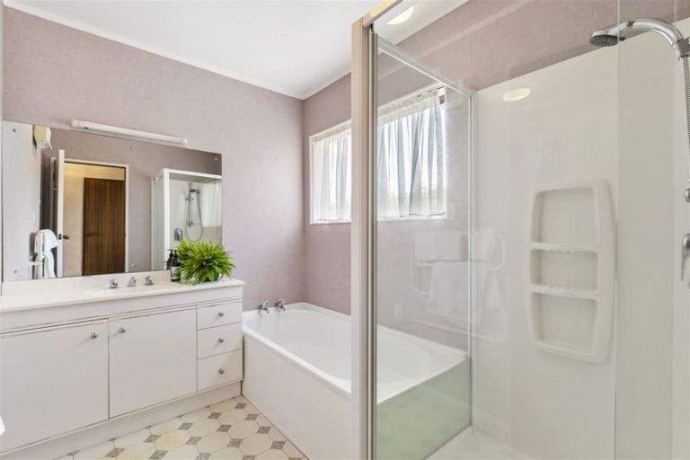 Photo of property in 2/23 Beach Road, Castor Bay, Auckland, 0620